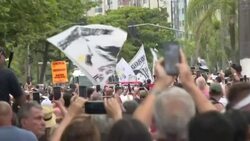 VOICED : Miles de seguidores acompañaron a Pelé hacia su descanso eterno en Santos News Clip