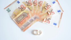 Wedding rings and banknotes focusing Stock Footage