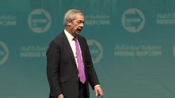 Nigel Farage unveils Olympic boxing champion as Reform mayoral candidate at Hull rally News Clip