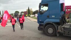 CLEAN : Truckers demanding better working conditions block roads near Arles News Clip