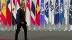 Shinzo Abe and Donald Tusk handshake News Clip