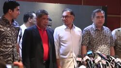 CLEAN : Malaysia's Anwar in talks with arch rivals to 'save country' News Clip