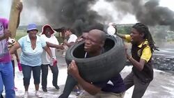 CLEAN : Rioters set South African townships ablaze News Clip