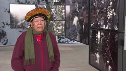 VOICED : Lider indigena Kopenawa denuncia que Bolsonaro no entiende el valor de la Amazonia News Clip