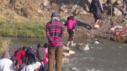 CLEAN : Migrants cross US-Mexico border as health policy set to expire News Clip
