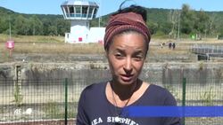 VOICED : Pocas esperanzas de salvar una beluga extraviada en el río Sena News Clip