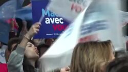 CLEAN : Presidential: At Macron's meeting, "And one, and two, and five more years!" News Clip