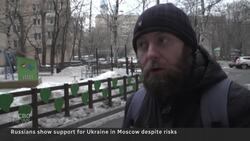 Russians lay flowers at monument as form of anti-war protest News Clip