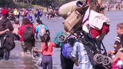 Cientos de migrantes cruzan el r o Suchiate rumbo a M xico News Clip