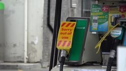 CLEAN : Londoners queue for hours to refuel their cars amid supply crisis News Clip