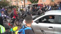 VOICED : La bicicleta se abre paso entre el infernal tráfico de Bogotá News Clip