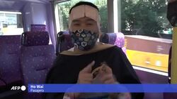 VOICED : Pasajeros duermen en autobús sin destino en Hong Kong News Clip