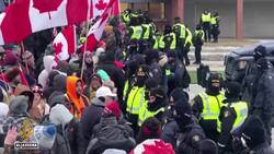 Canada bridge blockade: Police begin to remove protesters News Clip