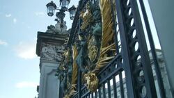 Stella McCartney arrives at Buckingham Palace News Clip