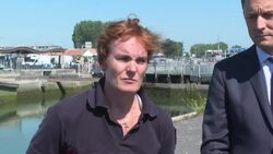 VOICED : La ballena beluga varada en el río Sena murió durante el rescate News Clip