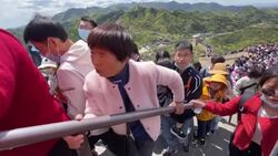 CLEAN : Thousands of Chinese flock to the Great Wall during May Day holiday (3) News Clip