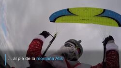 CLEAN : Santa Claus en parapente News Clip