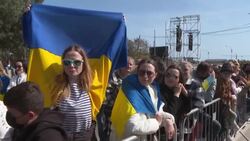 CLEAN : Ukrainians wait for the Pope outside migrant centre in Malta News Clip