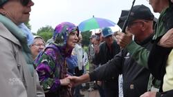 Hundreds gather for Handshake Across the Border News Clip