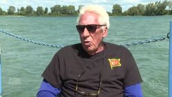 Boaters rescue canoeing family from Detroit River News Clip