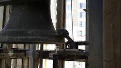 Changing the time on a big clock News Clip