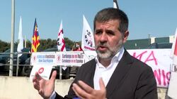 CLEAN : Puigdemont supporters wait outside Sardinia court as ex-Catalan leader arrives for hearing News Clip