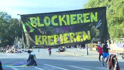 CLEAN : Extinction Rebellion protesters block a roundabout in Berlin News Clip