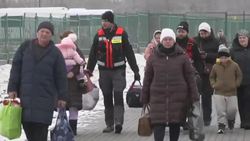 CLEAN : Ukraine: Refugees keep fleeing war with Russia over Polish border in the snow News Clip