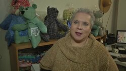 VOICED : Una mujer cose osos de peluche en México con prendas de fallecidos por covid-19 News Clip