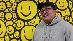 VOICED : "Está muy 'cool'": aficionados del selfi disparan creatividad en museo de Guatemala News Clip