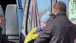 VOICED : Evacuación de civiles en el este de Ucrania continúa, con fondo de disparos de artillería News Clip