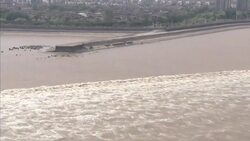 Tidal bore in eastern China entertains spectators News Clip