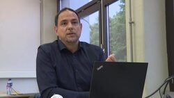 VOICED : Soldados suizos prueban aplicacion para librar la batalla contra el coronavirus News Clip