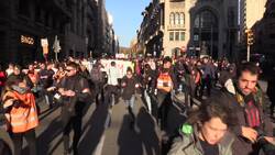 Tension as crowd of protesters builds in Barcelona Instructional Video