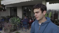 VOICED : Un joven chileno repara celulares para estudiantes sin acceso a clases en línea News Clip