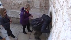 VOICED : Belen recibe a peregrinos del mundo entero para celebrar la Navidad News Clip