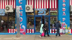 VOICED : Comerciante coloca un monolito frente a su dulcería para aprovechar misterio News Clip