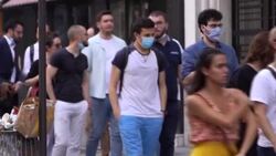 CLEAN : After a 10-year wait, French fans queue to see "Kaamelott" at the cinema News Clip