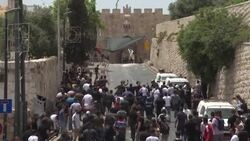 CLEAN : Israeli forces disperse Muslim worshippers near Lion's Gate in Jerusalem News Clip
