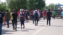 VOICED : Miles de migrantes venezolanos permanecen varados en el sureste de México News Clip