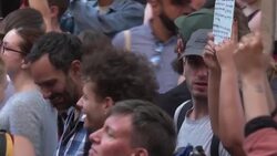 CLEAN : Hundreds demonstrate in front of Home office in London against Rwanda policy News Clip