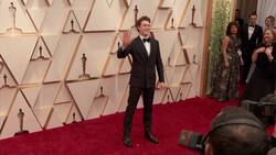 Cast and crew of 'Parasite', 'Sama' director Waad Al-Kateab, Regina King, '1917' stars pose on Oscars carpet Instructional Video