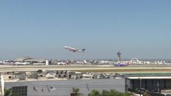 VOICED : AT&T y Verizon demoran 5G cerca de aeropuertos de EEUU para evitar "caos" News Clip