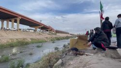 CLEAN : Migrants on Mexico-US border 'happy' after judge blocks Title 42 rule News Clip