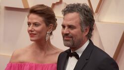 Tom Hanks, Mahershala Ali, Camila Morrone, Mark Ruffalo, Quentin Tarantino, Maya Rudolph, Kristen Wiig pose on Oscars carpet Instructional Video