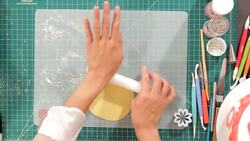 How to Make Fondant Daisies Instructional Video