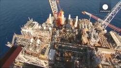 Oil slides below 33 dollars a barrel News Clip