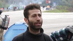 Migrants clash with Bosnian police while trying to cross into Croatia Instructional Video