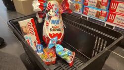 VOICED : Retiro de ciertos chocolates Kinder por salmonela se extiende a EEUU y Argentina News Clip
