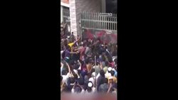 Bangladesh protesters storm PM Hasina's residence Instructional Video